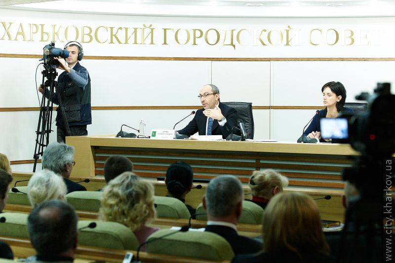 Геннадій Кернес: Міська влада відновлює житловий фонд, не ремонтований десятиліттями - 16