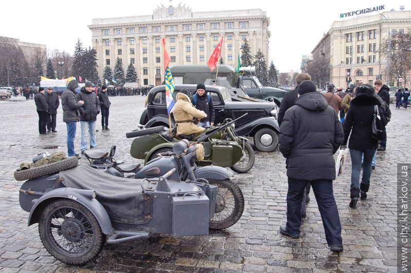 На майдані Свободи пройшла виставка ретроавтомобілів