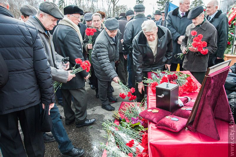 Прах почесного харків'янина Володимира Подшивалова поховали на кладовищі №2
