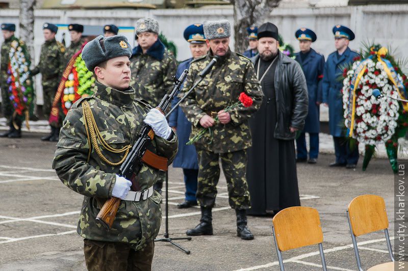 Харків'яни попрощалися із загиблим солдатом Володимиром Березюком