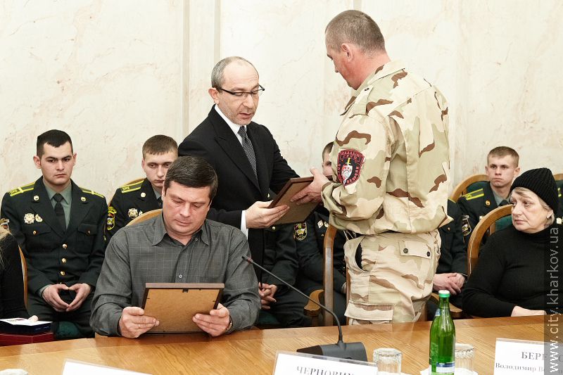 Батькам загиблого Володимира Березюка і його товаришам по службі вручили нагороди - 10