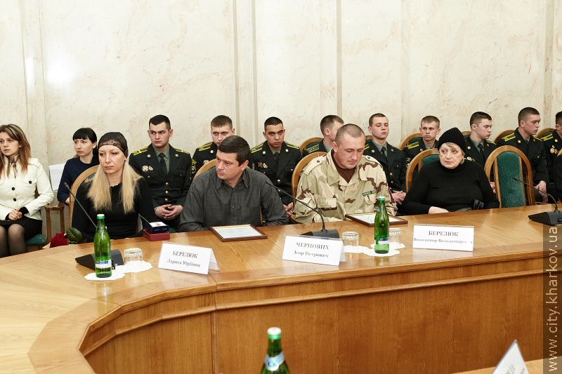 Батькам загиблого Володимира Березюка і його товаришам по службі вручили нагороди - 15