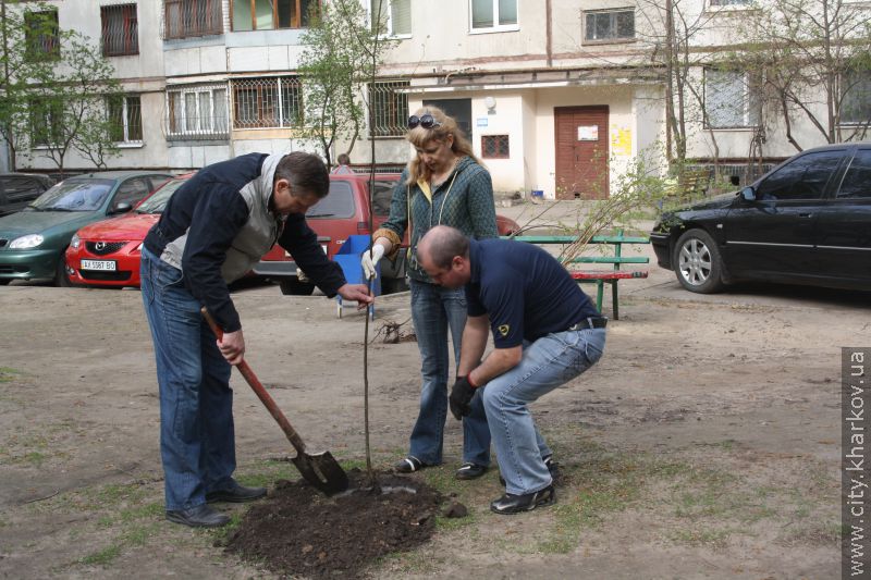 Харків'яни беруть активну участь у суботнику