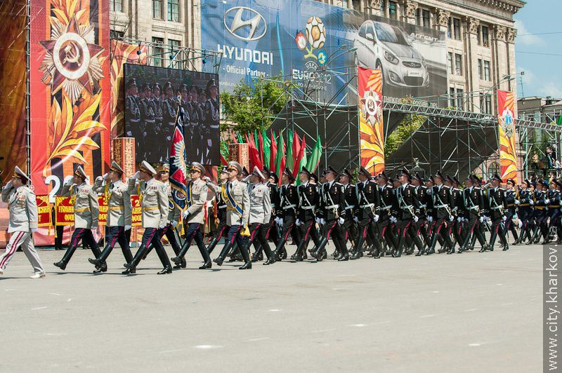 На майдані Свободи пройшов військово-театралізований парад - 13
