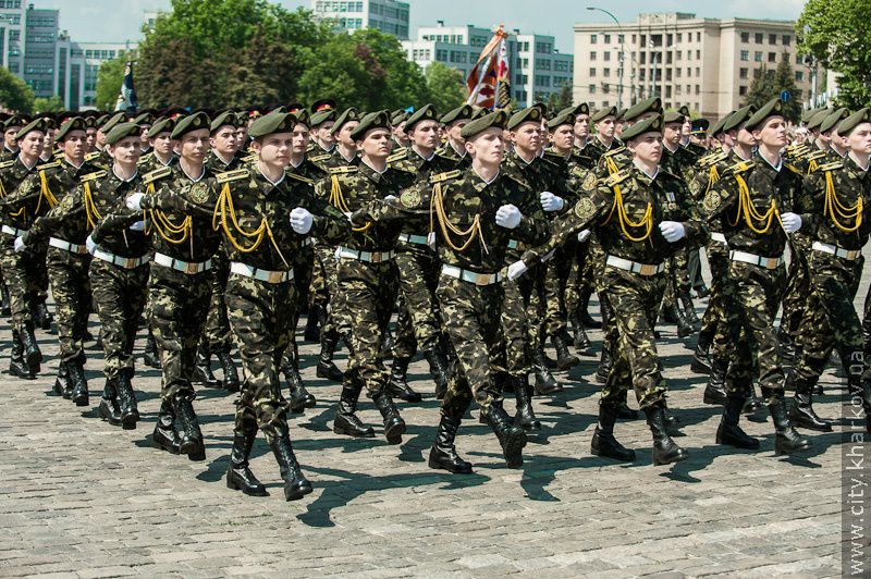 На майдані Свободи пройшов військово-театралізований парад - 17