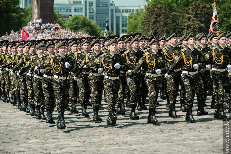 На майдані Свободи пройшов військово-театралізований парад - 18