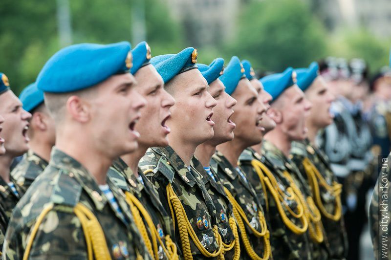 На майдані Свободи пройшов військово-театралізований парад - 24