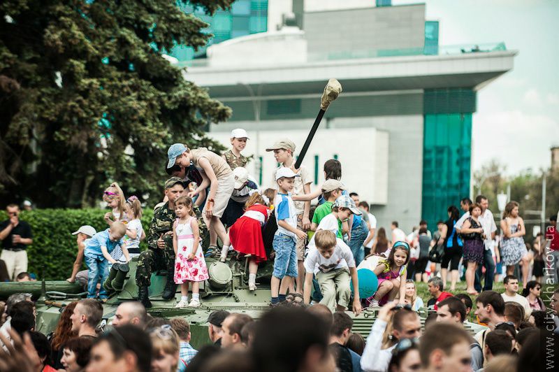 На майдані Свободи пройшов військово-театралізований парад - 27