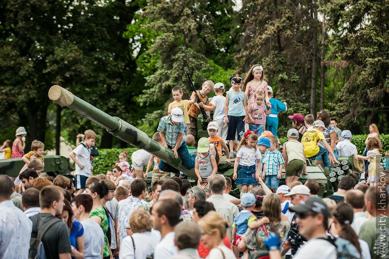 На майдані Свободи пройшов військово-театралізований парад - 30