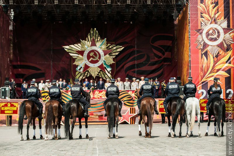 На майдані Свободи пройшов військово-театралізований парад - 35