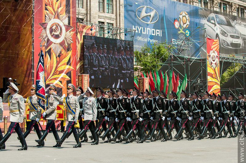 На майдані Свободи пройшов військово-театралізований парад - 47