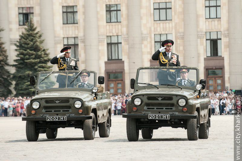 На майдані Свободи пройшов військово-театралізований парад - 76