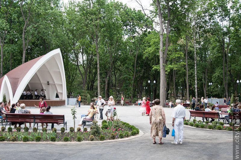 У парку Горького відкрили ретрозону для ветеранів і пенсіонерів