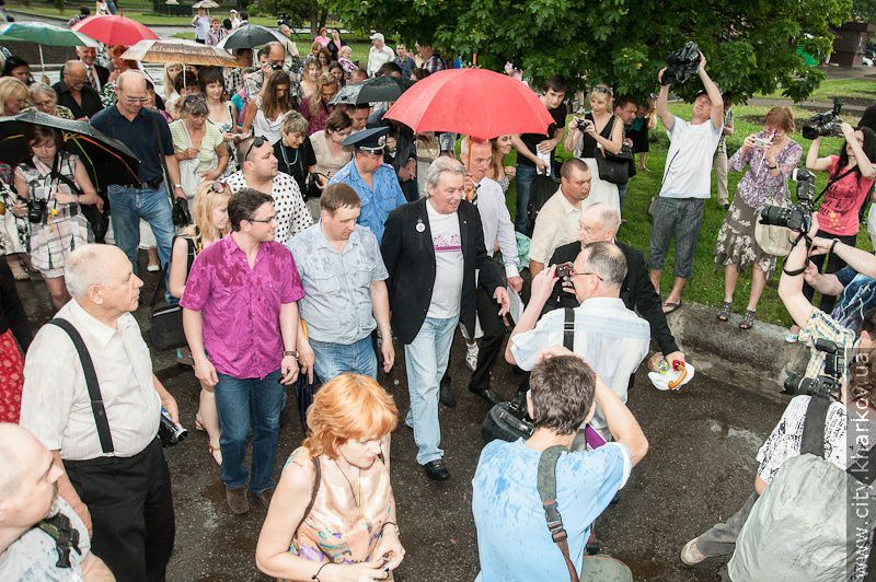 Ален Делон залишив відбитки долонь для Алеї почесних гостей «Харьковской сирени» - 3