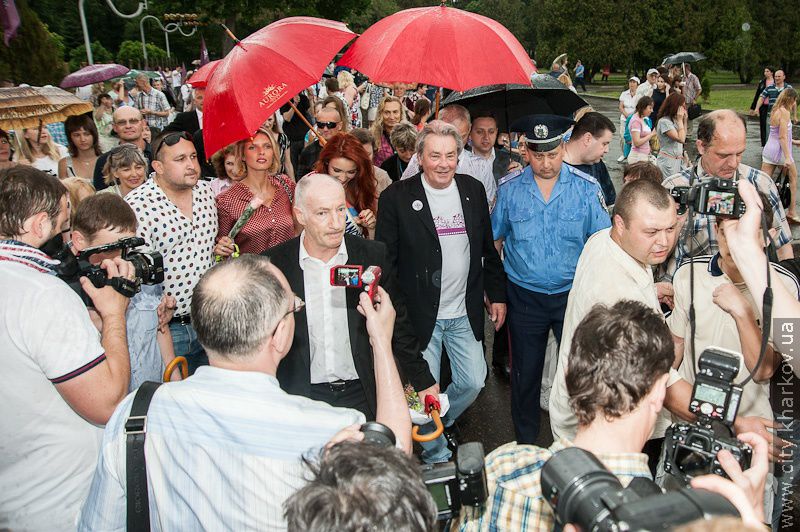 Ален Делон залишив відбитки долонь для Алеї почесних гостей «Харьковской сирени» - 5