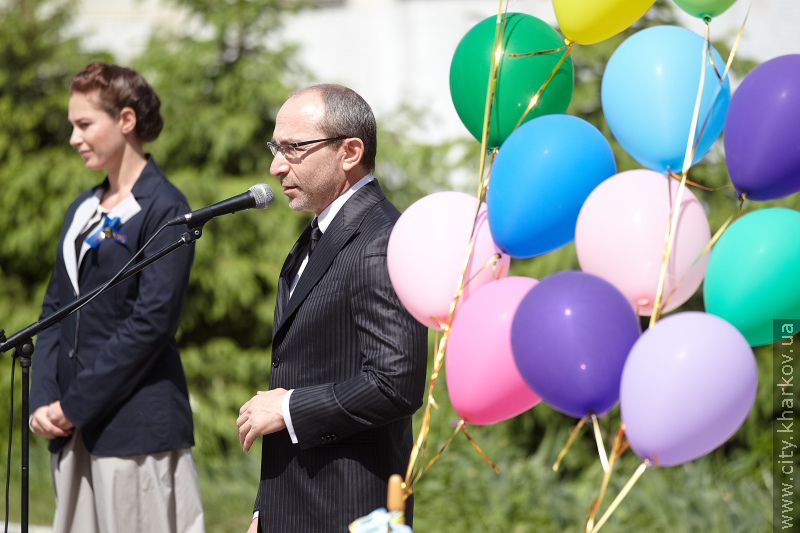 Геннадій Кернес привітав із закінченням навчального року випускників гімназії №172