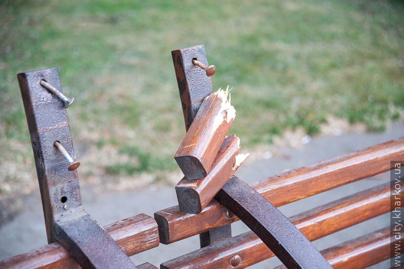 Міліція розшукує вандалів, які нищать лавки в центрі Харкова