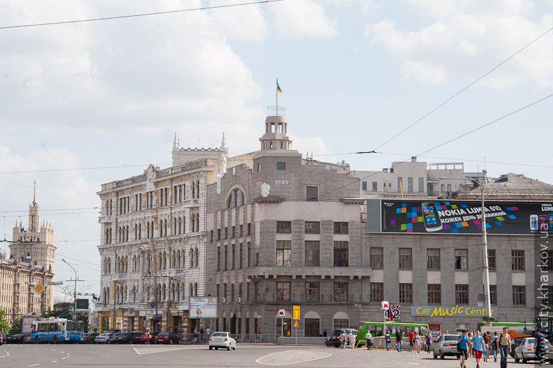 Над харківською консерваторією встановили прапор України