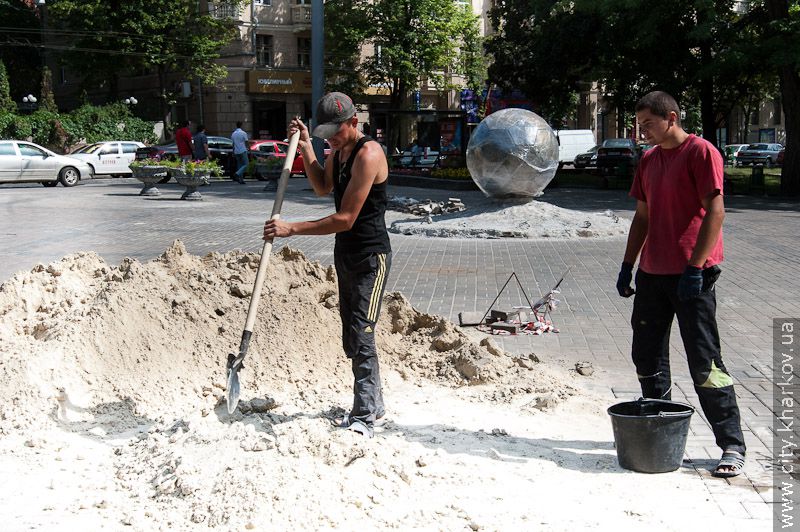 Територію в саду Шевченка біля пам'ятника м'ячу впорядкують до початку червня