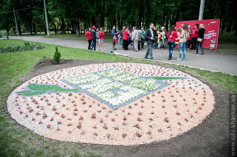 Екофани облаштували клумбу в парку імені Артема