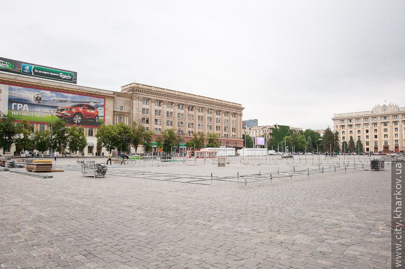 На майдан Свободи завозять обладнання для монтажу фан-зони - 1