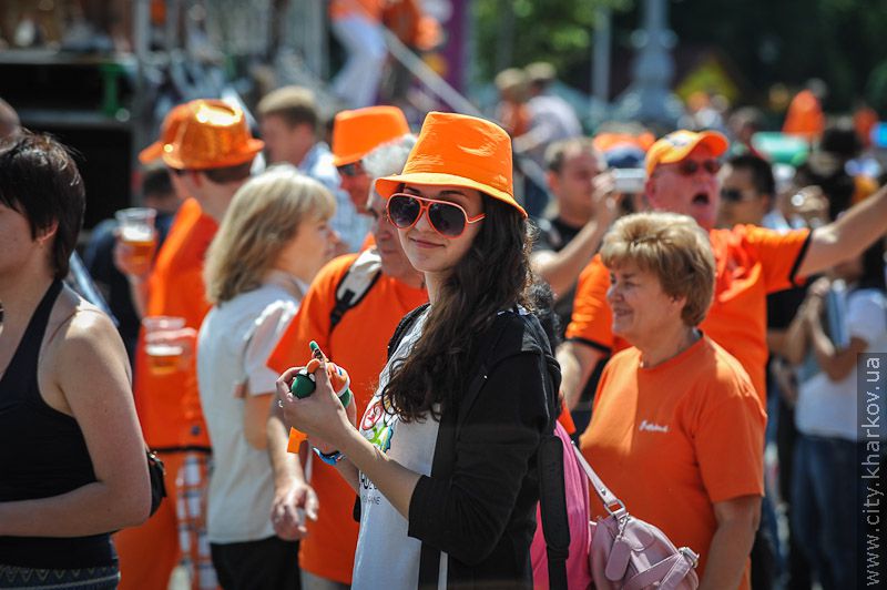 Голландські вболівальники відпочивають у фан-зоні - 17