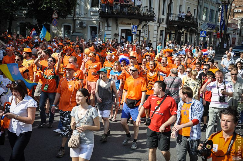 12 тисяч уболівальників пройшли маршем до стадіону «Металіст»