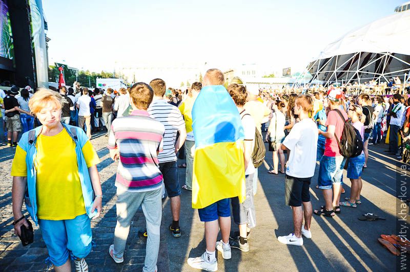 Українські вболівальники готуються до матчу - 9