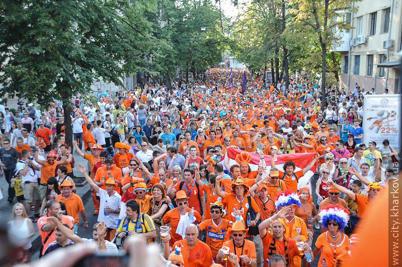 Марш голландських уболівальників до стадіону «Металіст» - 19