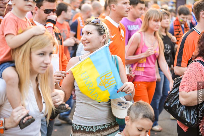50 тисяч уболівальників пройшли маршем до стадіону «Металіст» - 50