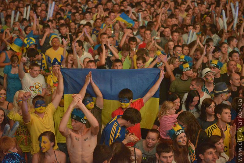 Українські вболівальники дивляться трансляцію матчу Україна - Англія