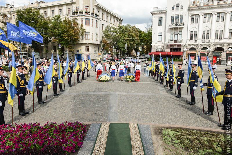 Біля пам'ятника Шевченку поклали квіти з нагоди Дня Конституції