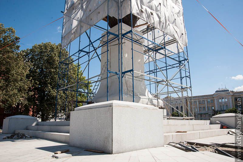 На площі Конституції встановлюють пам'ятник - 3
