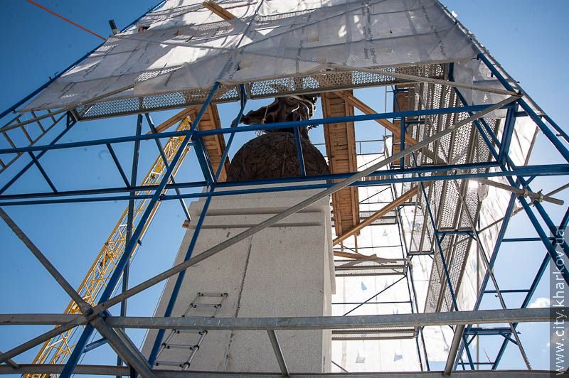 На площі Конституції встановлюють пам'ятник - 4