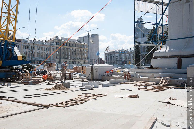 На площі Конституції встановлюють пам'ятник - 6