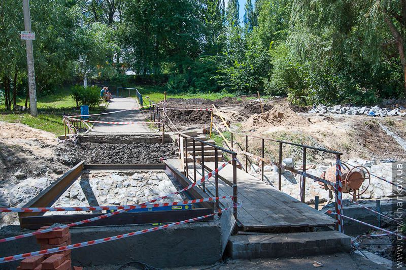 В Манжосовому яру будують новий міст і пускають воду в оновлений струмок