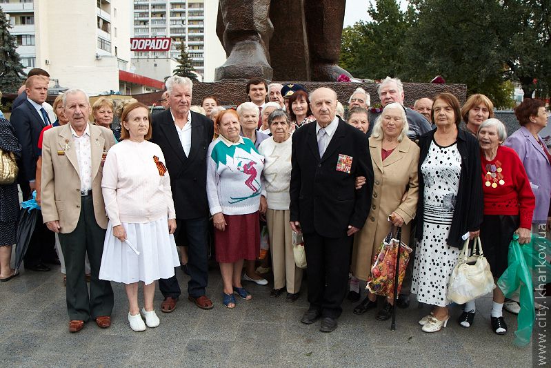 До пам'ятника Воїну-визволителю поклали квіти - 4