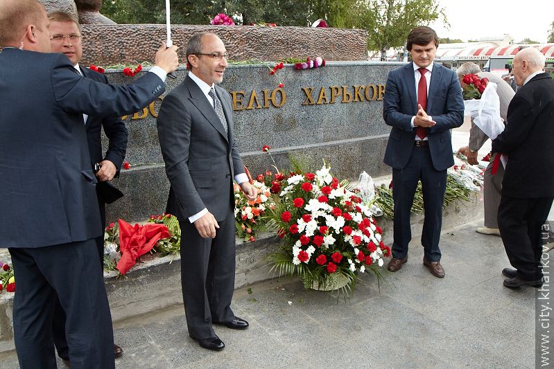 До пам'ятника Воїну-визволителю поклали квіти - 9