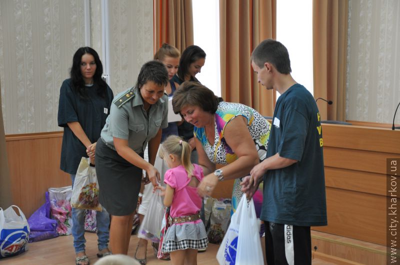 У Жовтневому районі дітей із малозабезпечених сімей привітали з Днем знань