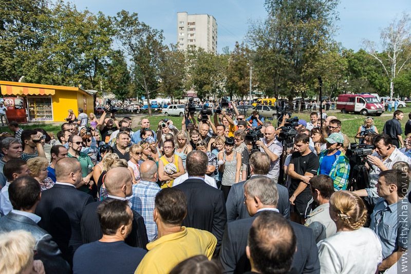 Геннадій Кернес: Я особисто контролюватиму всі питання щодо пошкодженого вибухом будинку - 8