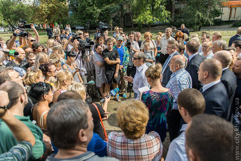 Геннадій Кернес: Я особисто контролюватиму всі питання щодо пошкодженого вибухом будинку - 10