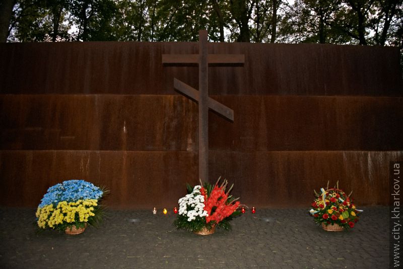 Учасники Катинського моторейду поклали квіти на Меморіалі жертвам тоталітаризму