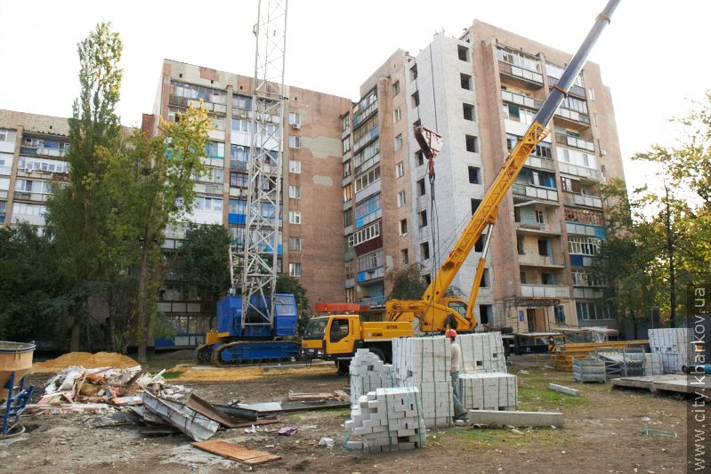 Закінчується відновлення останнього поверху будинку по вулиці Слинька, 2б - 1