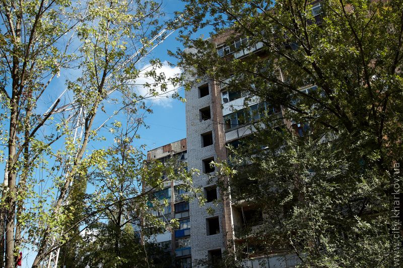 У будинку по вулиці Слинько, 2б закінчують відбудову стін 