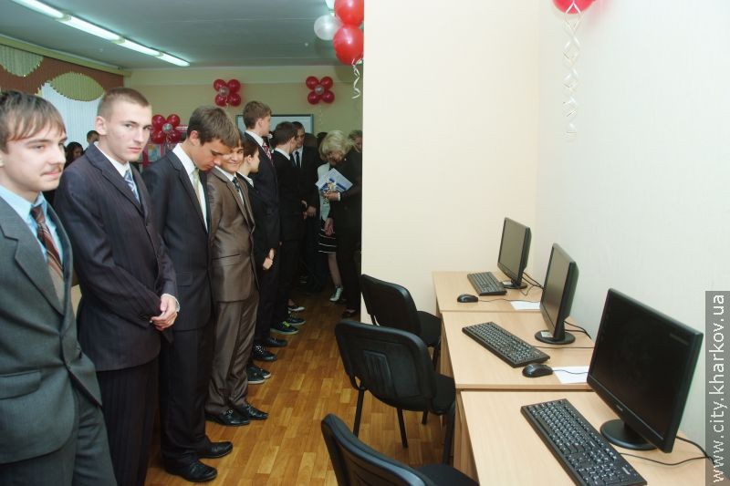 Семи харківським школам вручили сертифікати на комп'ютери - 4