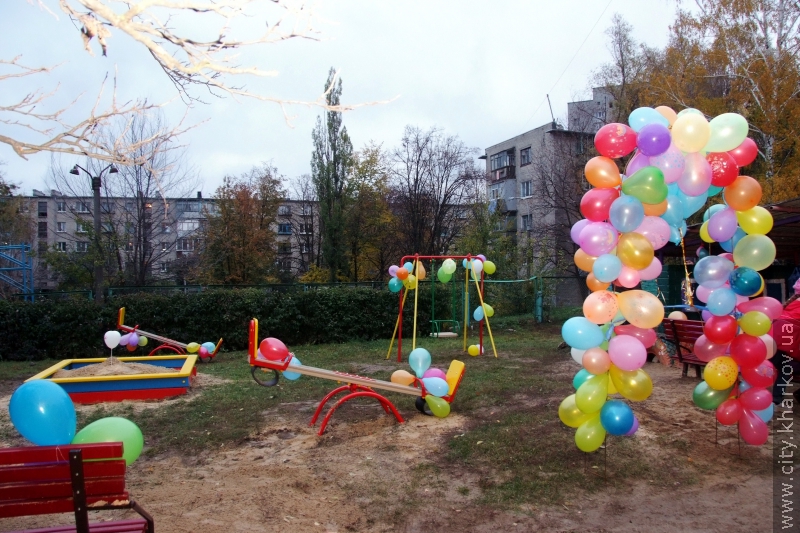 У Ленінському районі відкрили ще один дитячий майданчик