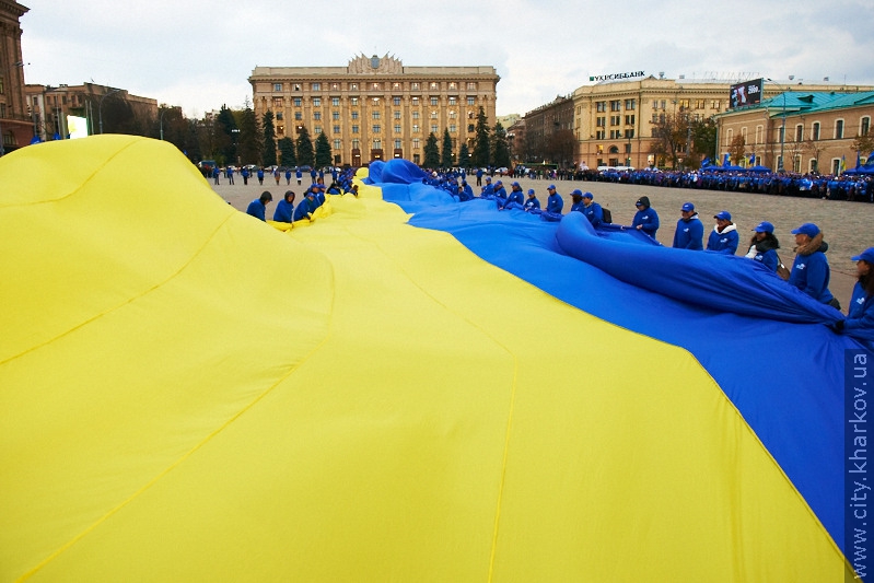 На майдані Свободи розгорнули державний прапор рекордних розмірів