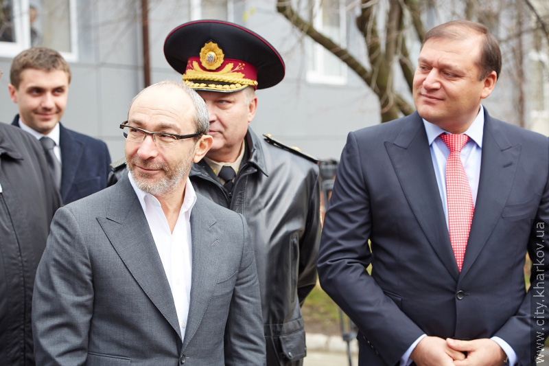 Геннадій Кернес та Михайло Добкін вручили автомобіль пожежнику, потерпілому на роботі