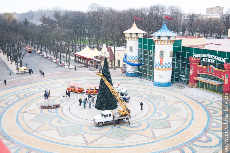 У парку імені Горького встановлюють новорічну ялинку - 3