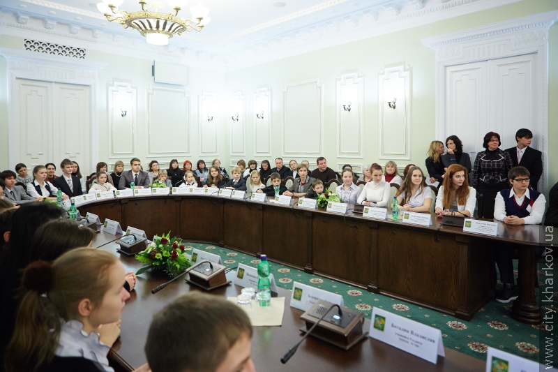 Найкращим школярам Дзержинського района вручили стипендії Валерія Писаренка